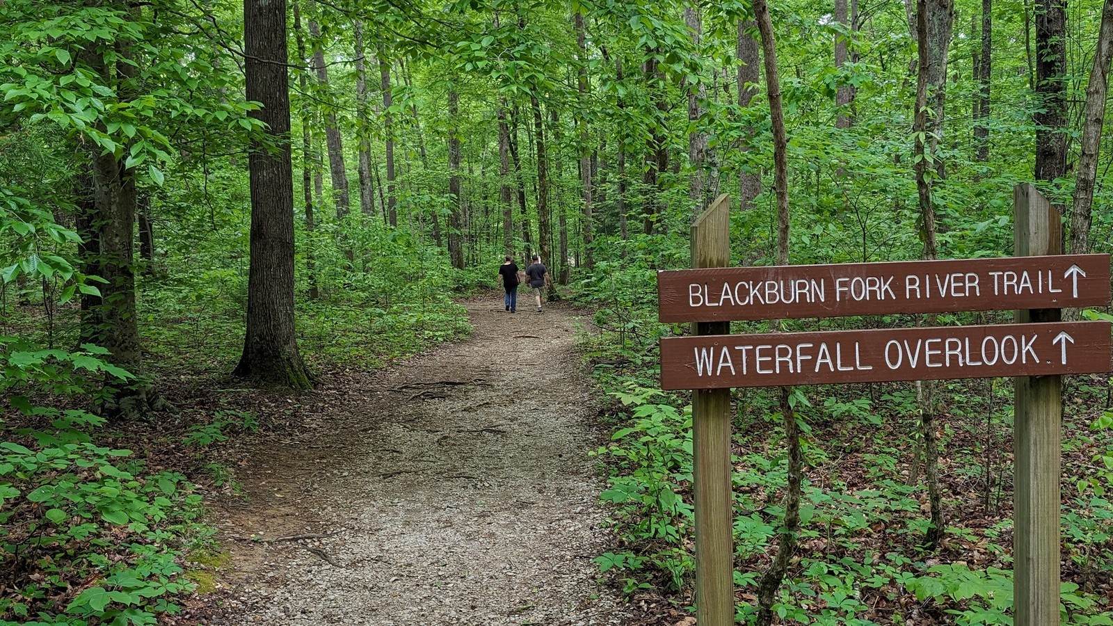 Trail sign pointing toward Blackburn Fork River Trail and the waterfall overlook at Cummins Falls.