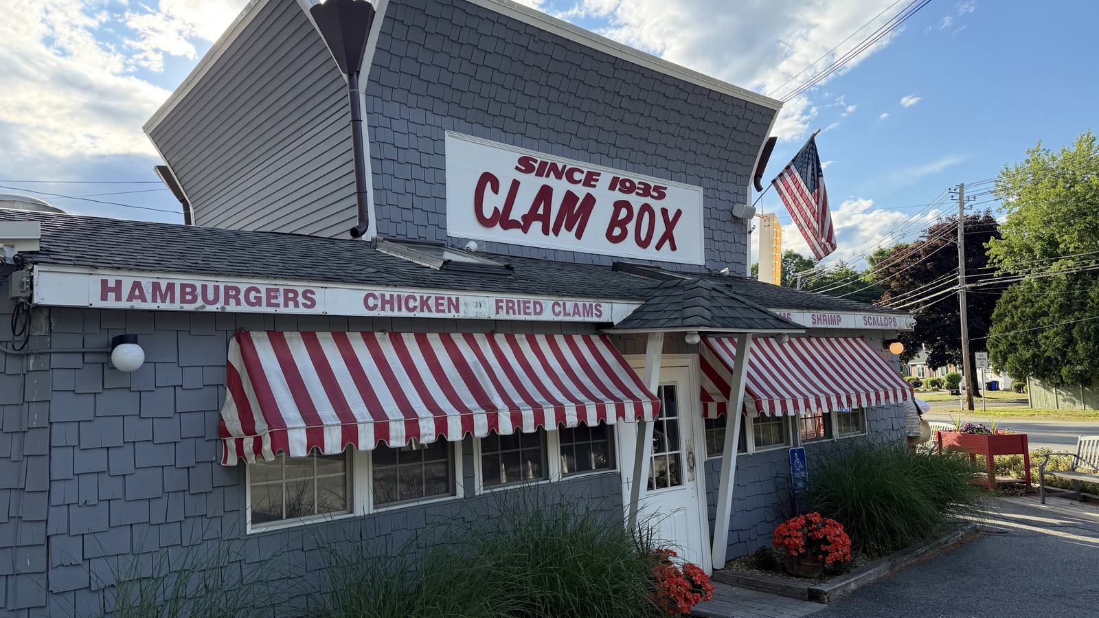 This 1935 Massachusetts Clam Shack Is A Seafood Landmark Shaped Like A Takeout Box