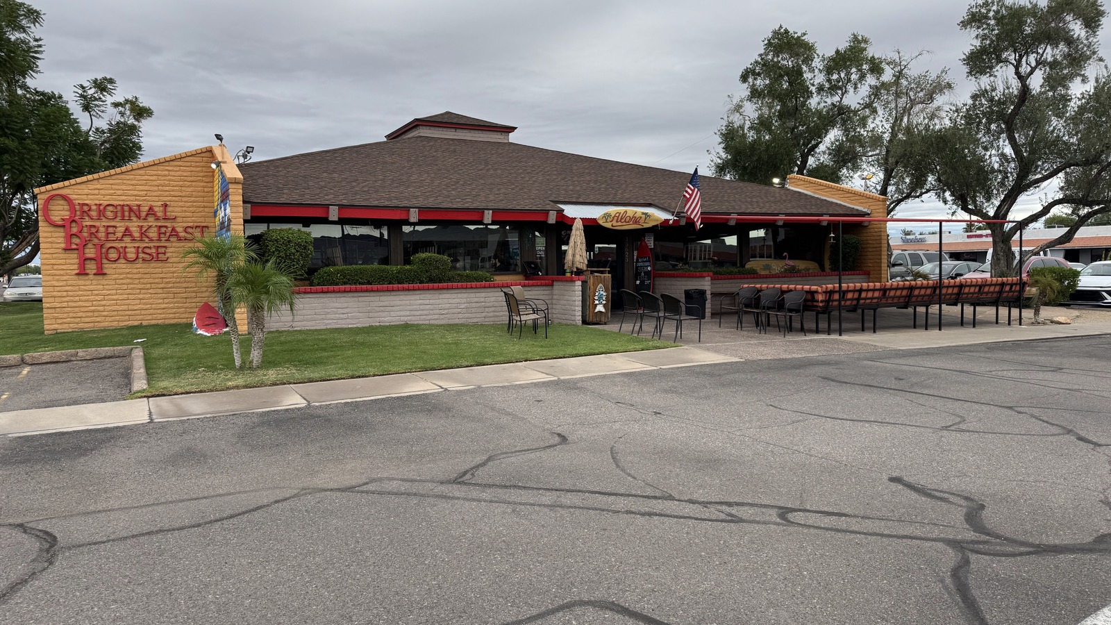 This Arizona Breakfast Restaurant Turns Morning Plates Into A 70s California Beach Escape