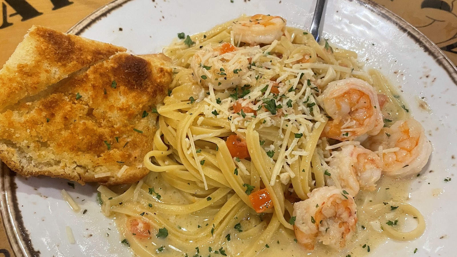 Shrimp scampi pasta with garlic bread at Bubba Gump Shrimp Co. Orlando