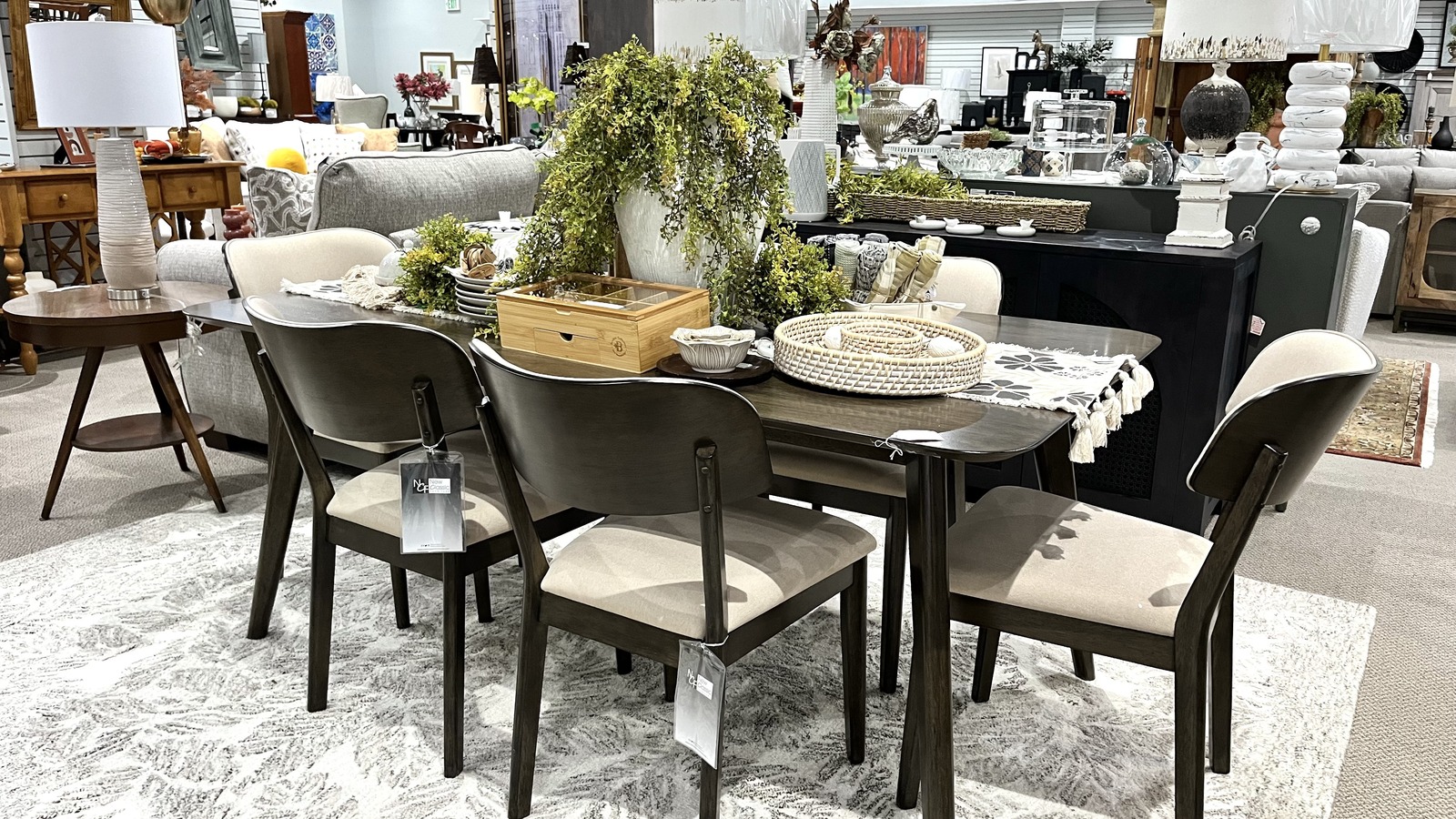 Secondhand shopping scene at Belle Patri in Columbia