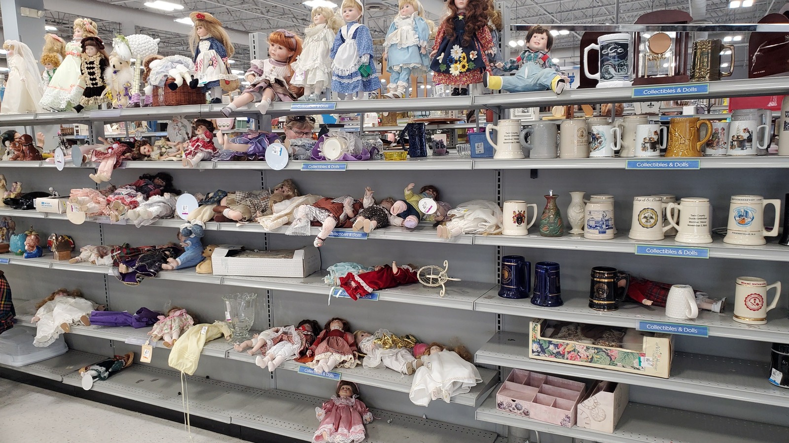 Secondhand shopping scene at 2nd Ave in Columbia