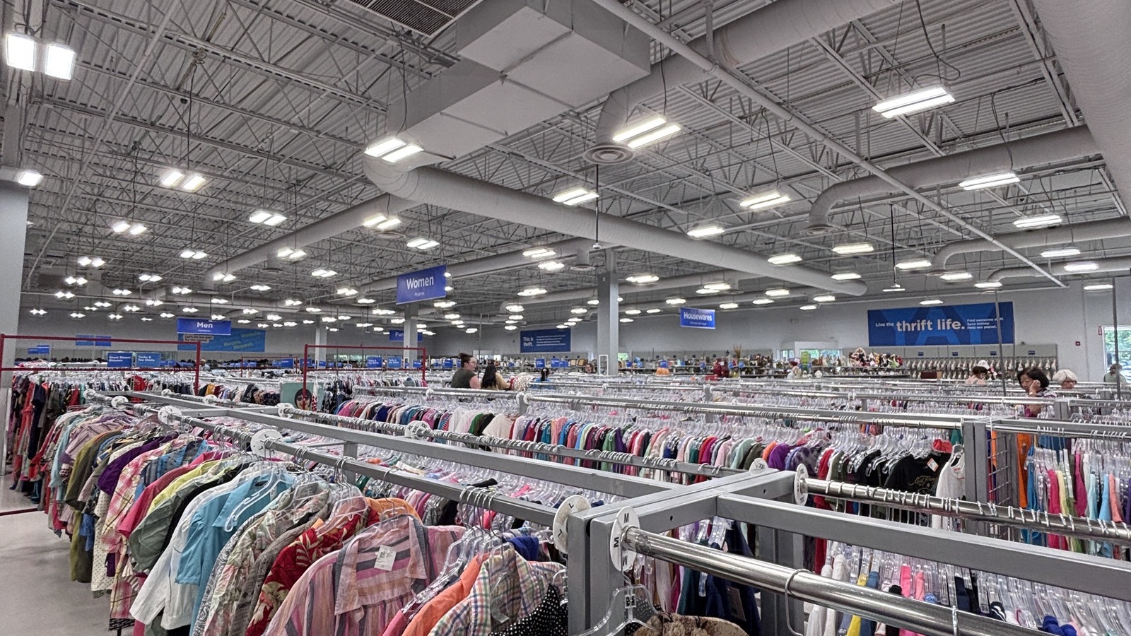 Secondhand shopping scene at 2nd Ave in Columbia