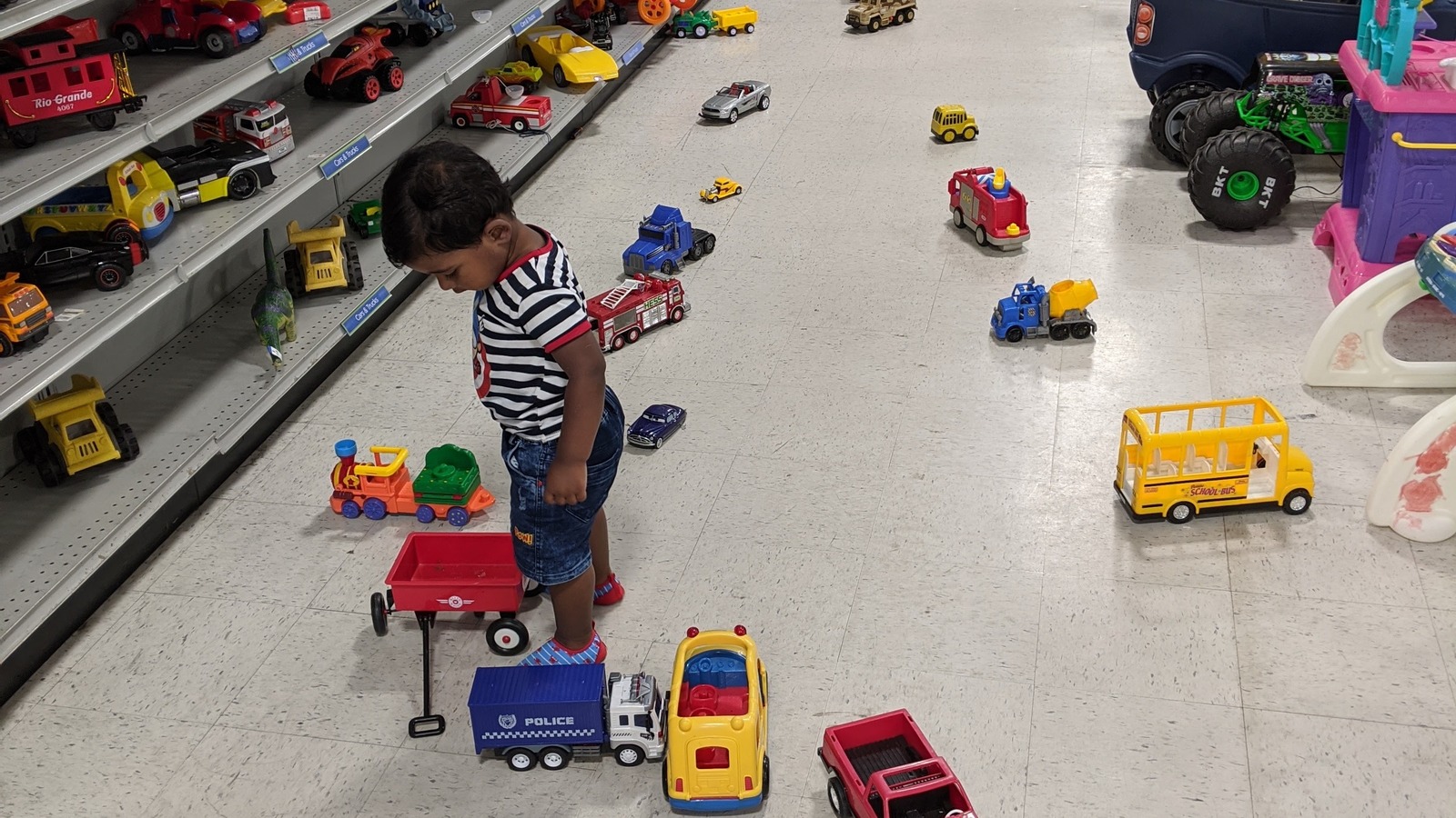Secondhand shopping scene at 2nd Ave in Columbia