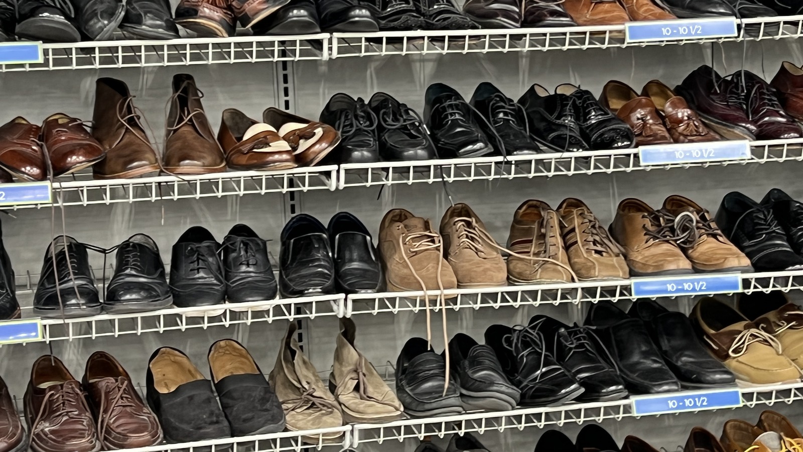 Secondhand shopping scene at 2nd Ave in Columbia