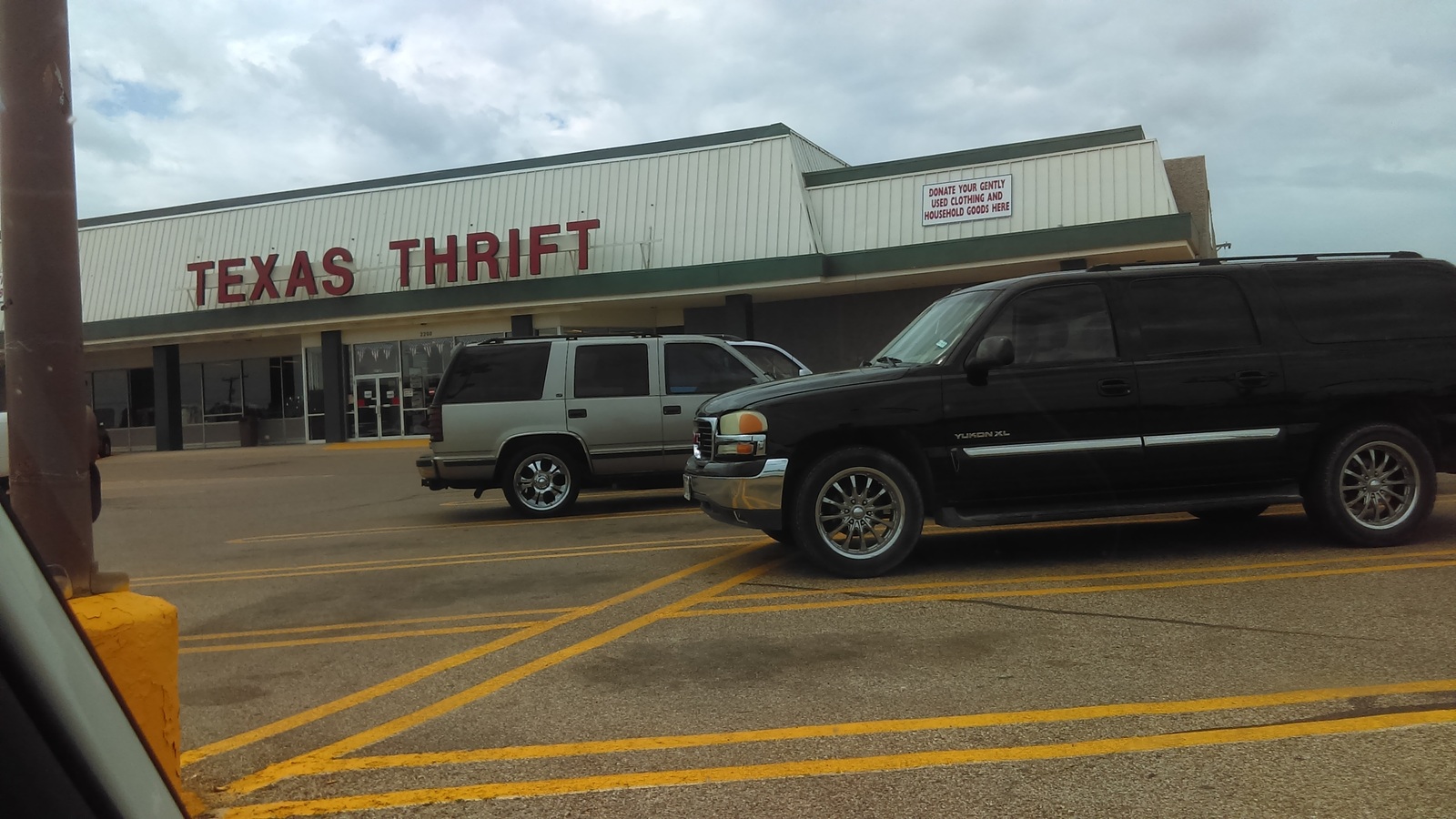 Wide exterior view of Texas Thrift Killeen from the parking lot