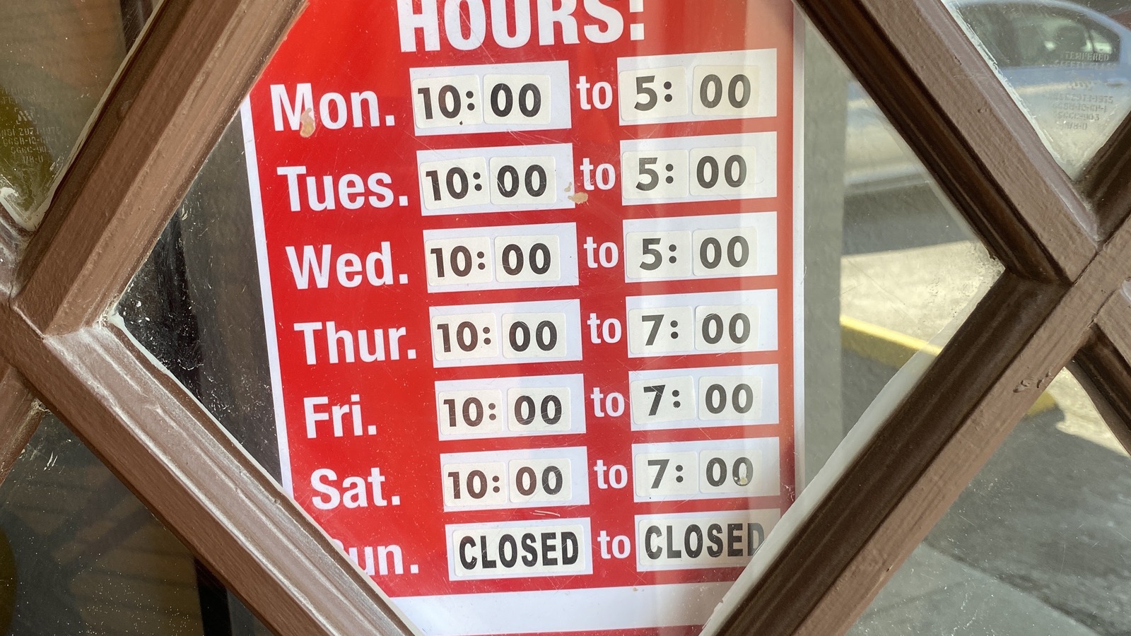 Store hours displayed at Heavenly Thrift Store in Vero Beach