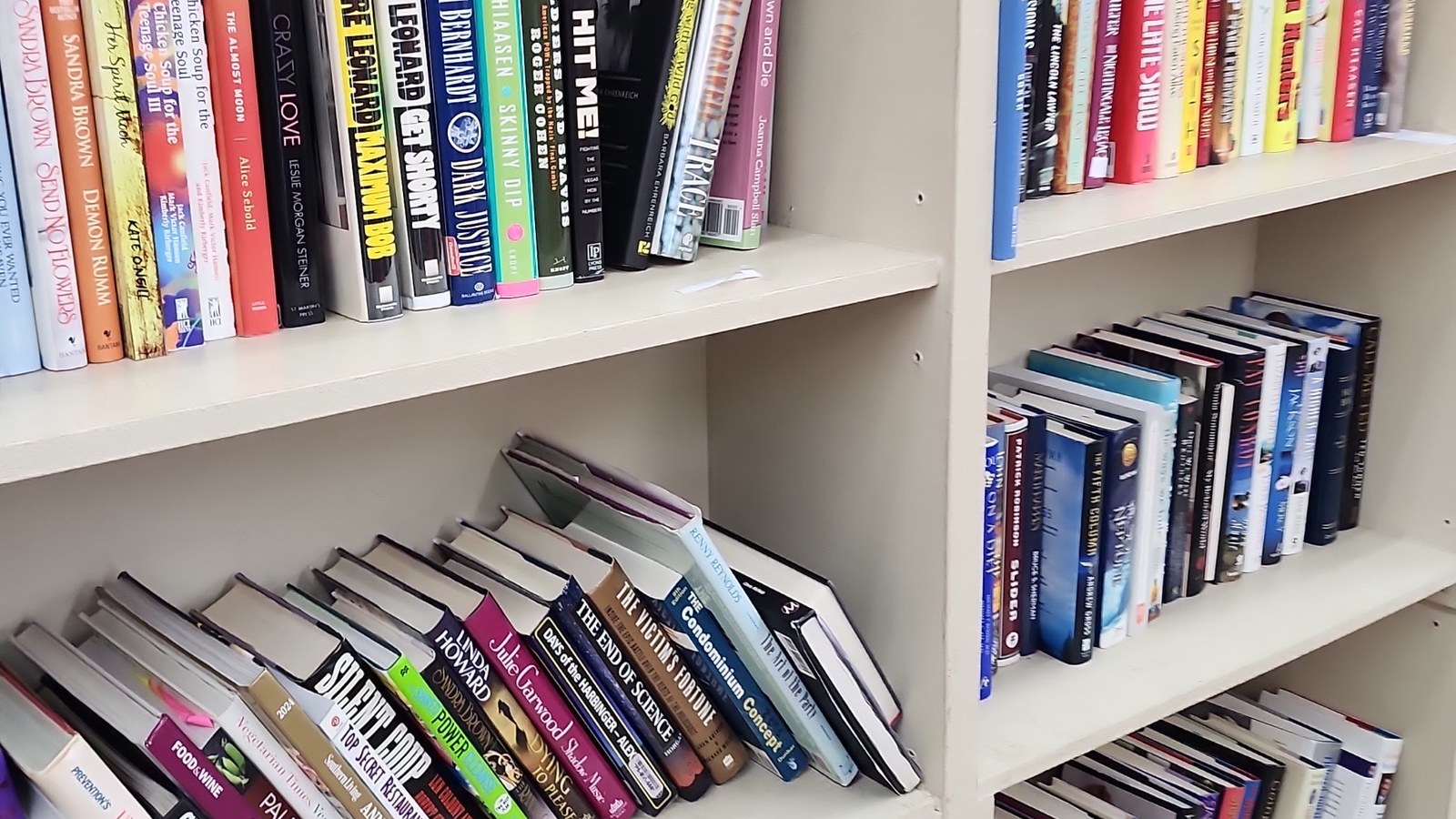 Shelves of secondhand novels and nonfiction books in Hialeah
