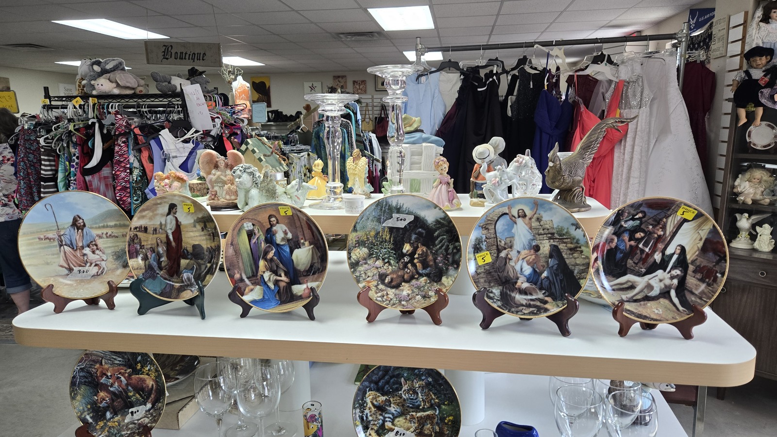 Decorative plates and small collectibles at US Vets Murphy Thrift Store