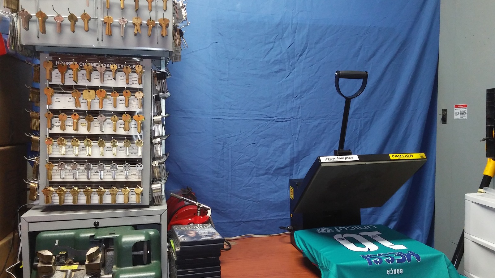 Custom apparel printing workstation with transfer press