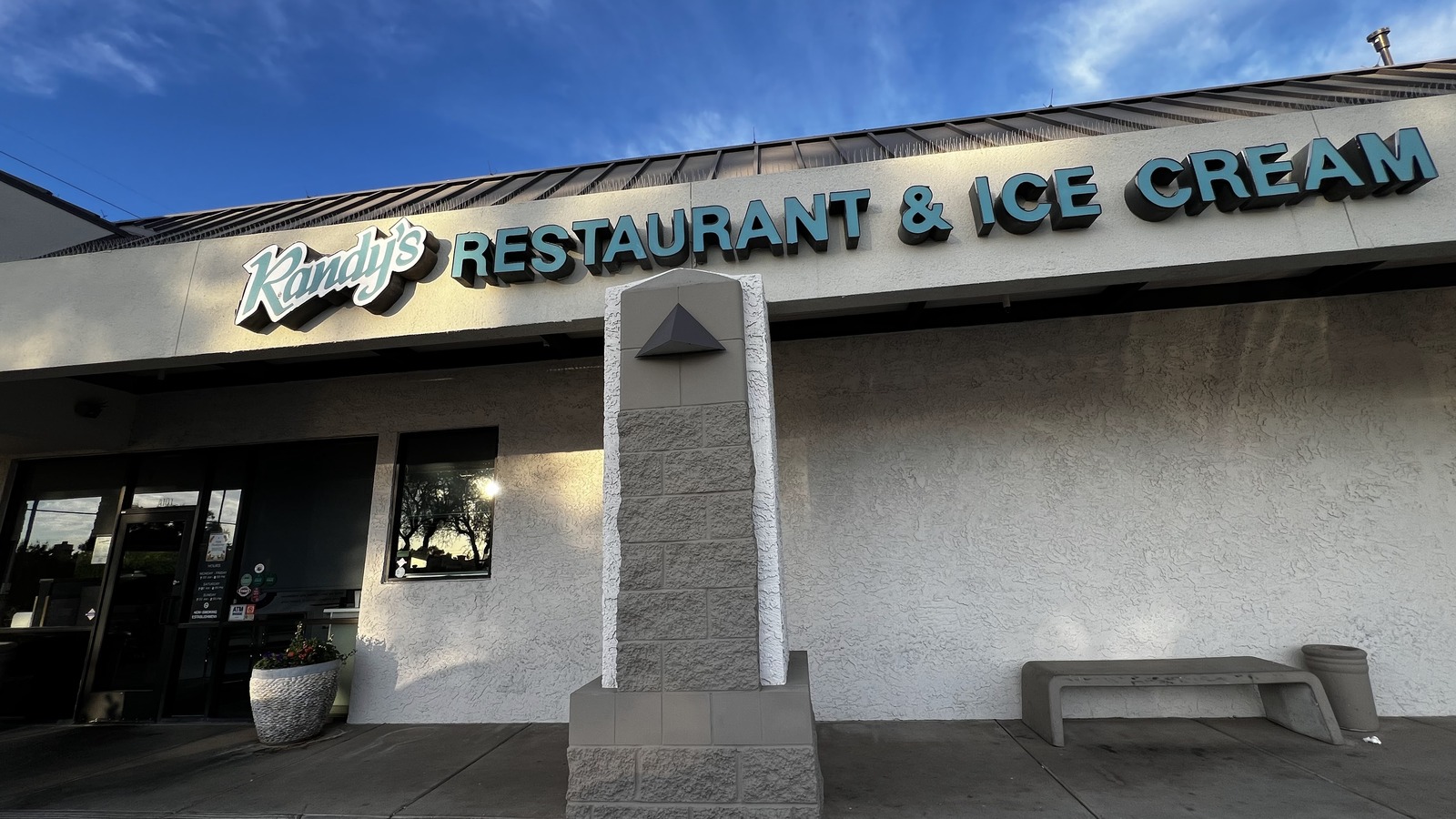 Since 1981, This Arizona Diner Has Kept Breakfast, Pie, And Ice Cream In One Happy Place