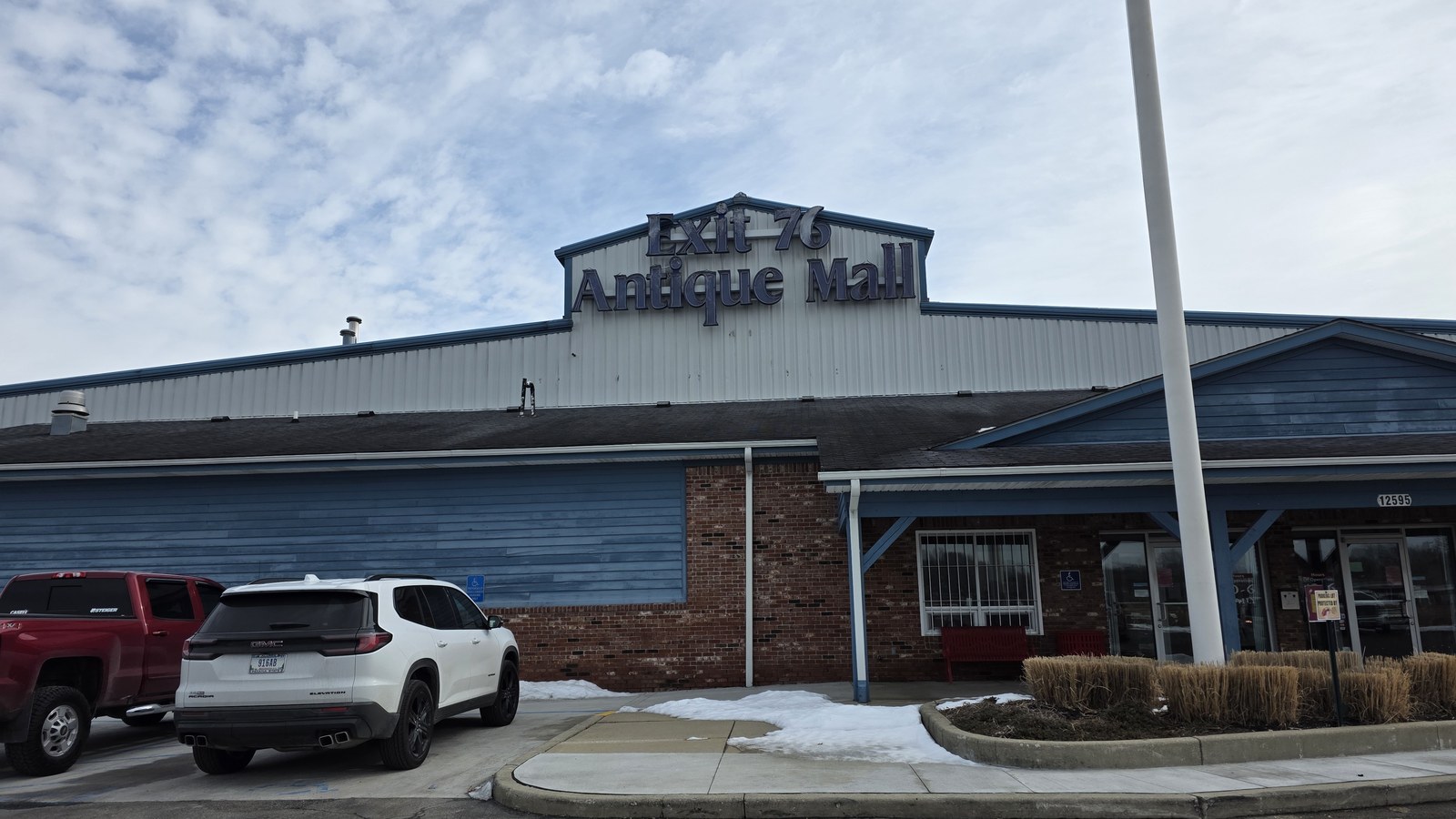 This 72,000-Square-Foot Indiana Antique Mall Turns A Quick Stop Into An All-Day Treasure Hunt