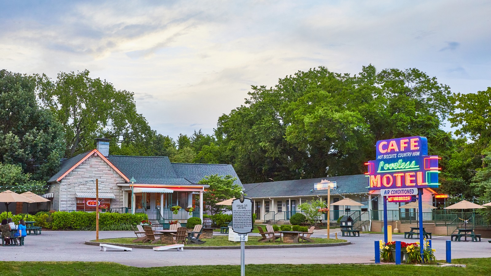 This Tennessee Breakfast Landmark Has Biscuits, Country Ham, And A Neon Motel Sign Worth The Drive
