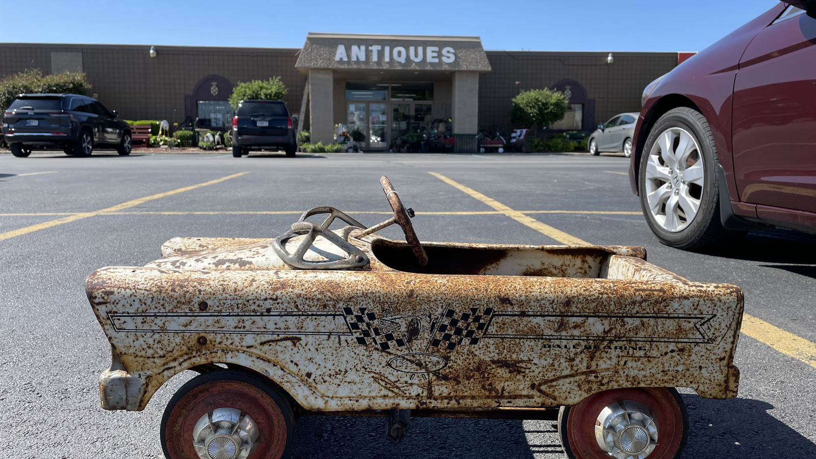 This 30,000-Square-Foot Indiana Antique Mall Has Over 100 Dealers And A Treasure Hunt Worth The Detour