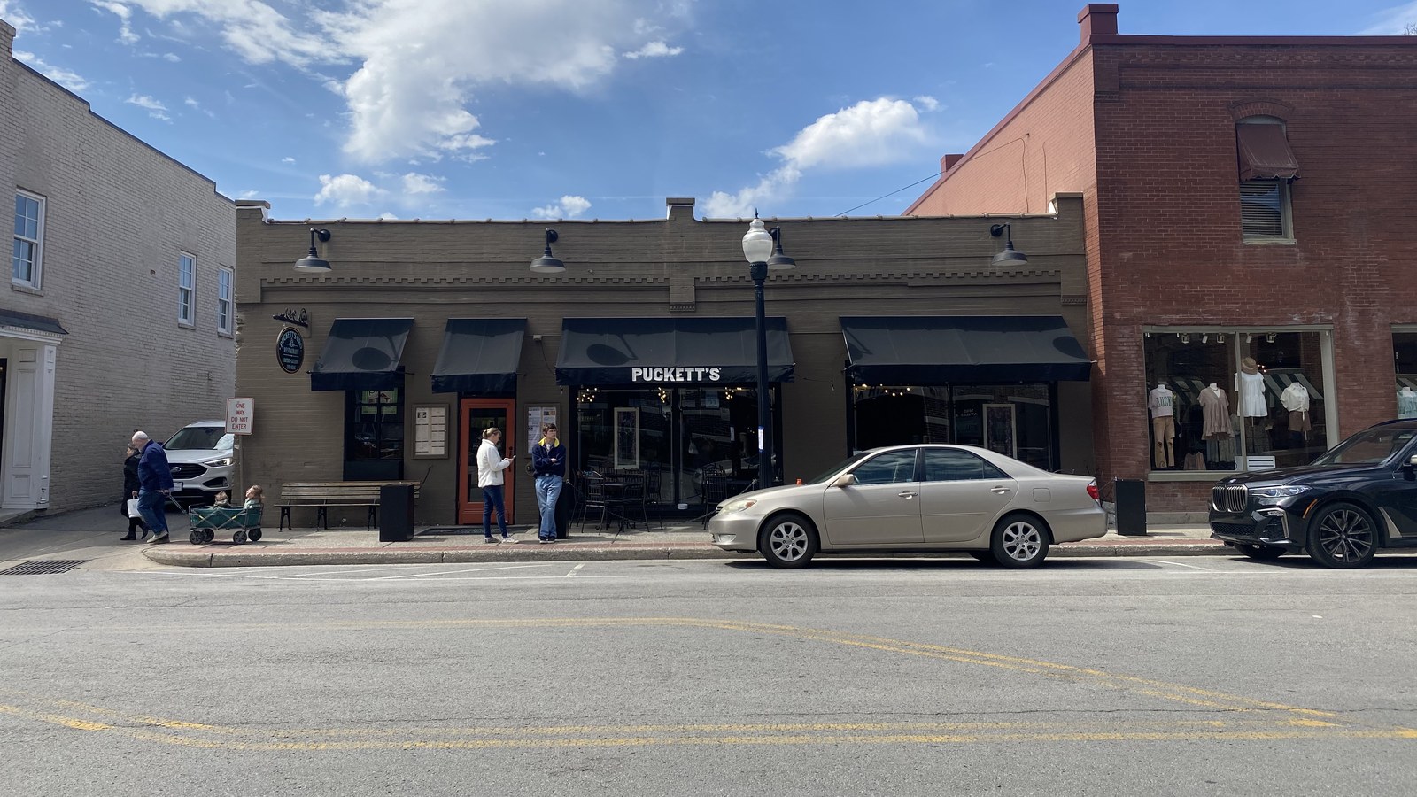 This Downtown Franklin Restaurant Turns Biscuits, Barbecue, And Live Music Into A Full Day Out