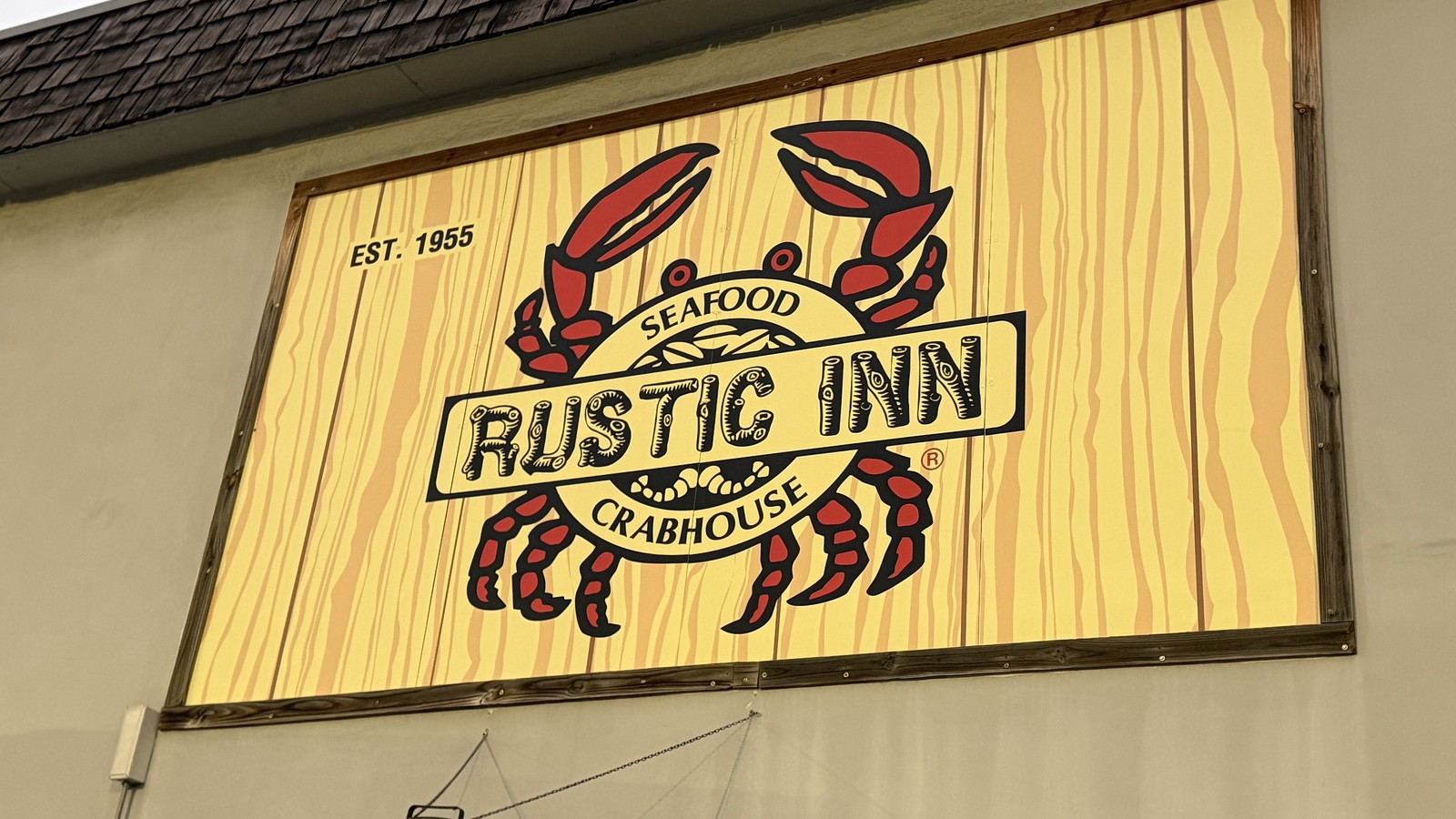 Rustic Inn Crabhouse sign with est. 1955 branding in Fort Lauderdale
