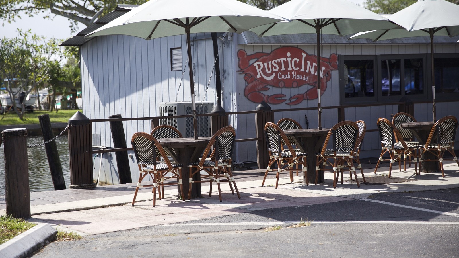 This 1955 Florida Crabhouse Still Turns Dinner Into A Waterfront Event