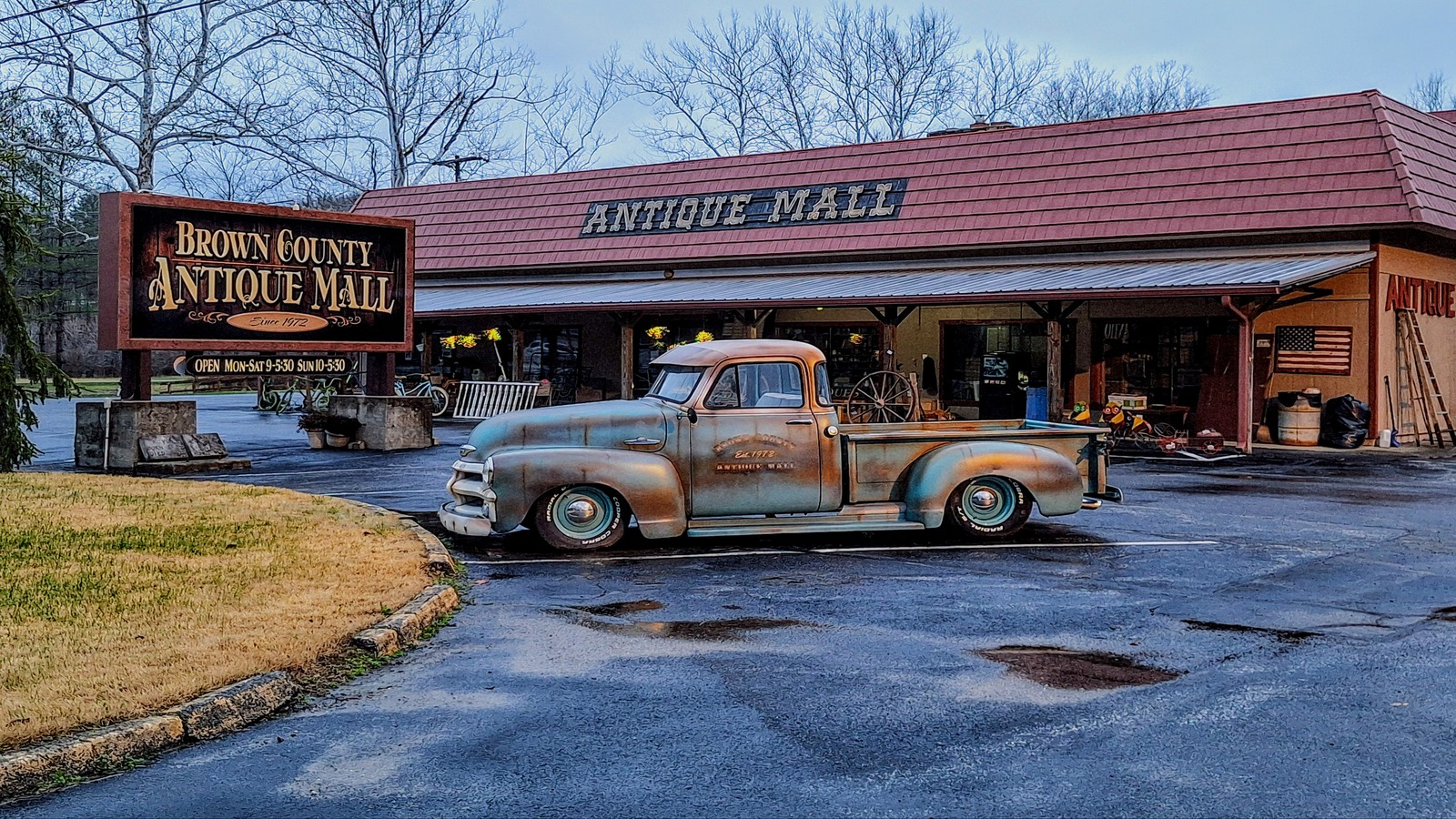 Since 1972, This Indiana Antique Mall Has Turned Route 46 Into A Three-Building Treasure Hunt