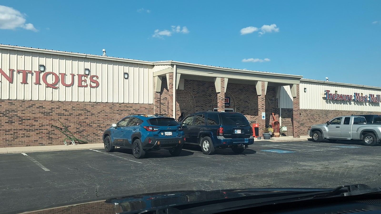 This Indiana Antique Mall Packs 70 Vendors Into One Long Treasure Hunt