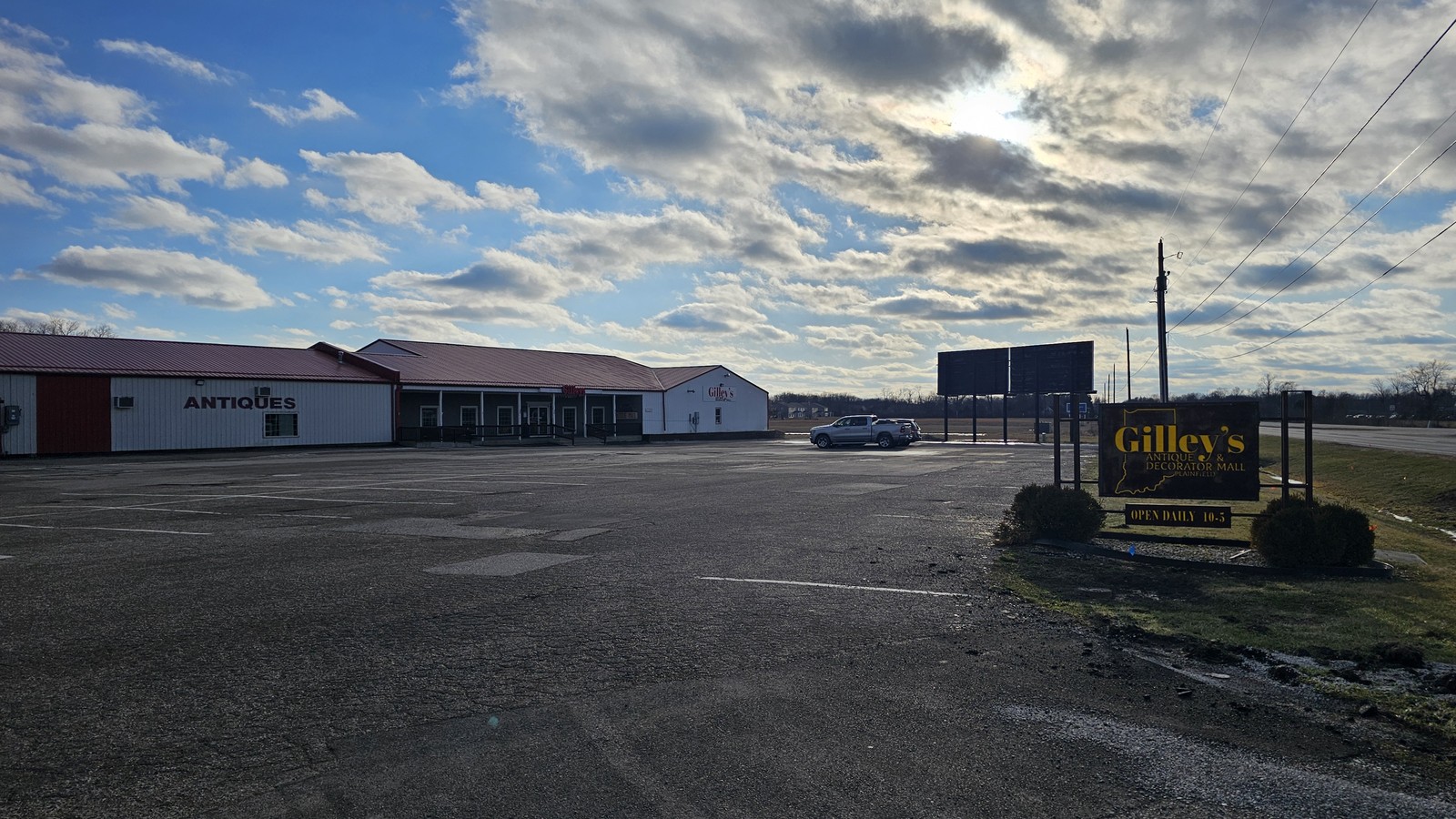 This Indiana Antique Mall Has 350 Booths And A Treasure Hunt Worth The Day