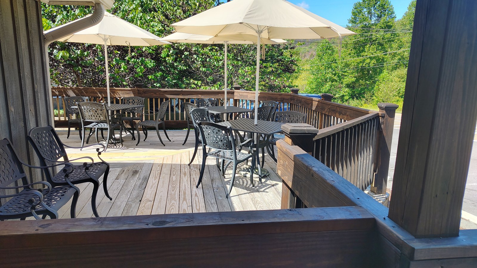 This Tennessee Diner Has Biscuit Breakfasts, Country Fried Steak, And A Patio Worth Claiming Early