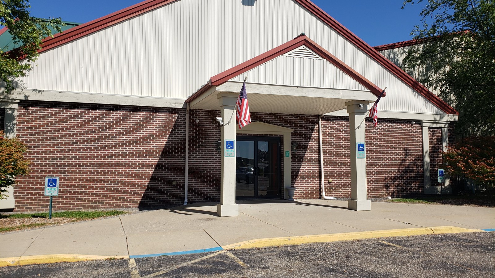 Front entrance and covered walkway at I-76 Antique Mall in Ravenna, Ohio
