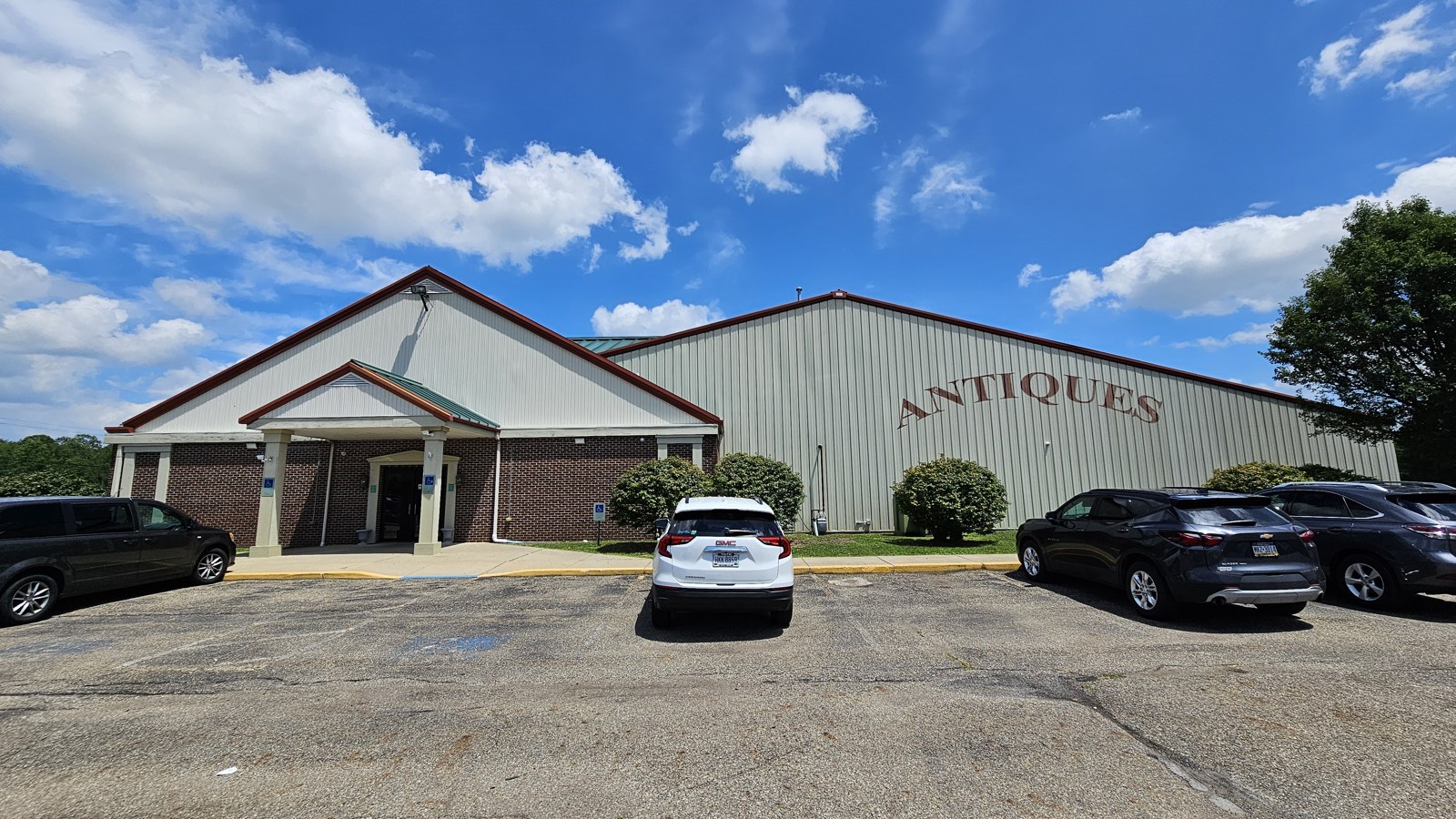 This 50,000-Square-Foot Ohio Antique Mall Has Over 400 Vendors And Enough Finds For A Full Afternoon