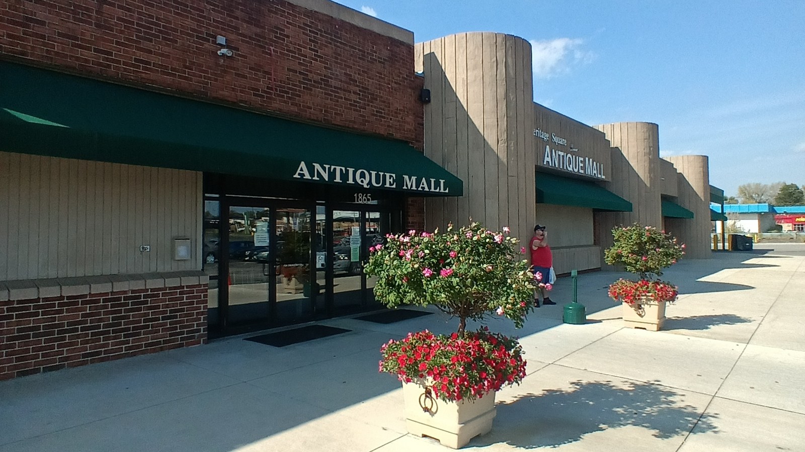 This 53,000-Square-Foot Ohio Antique Mall Can Turn A Quick Stop Into A Full Afternoon Of Treasure Hunting