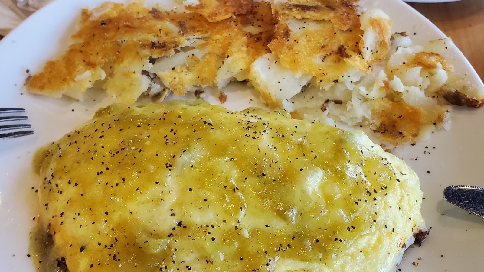 Omelet with crisp hashbrowns at Butters Pancakes & Cafe
