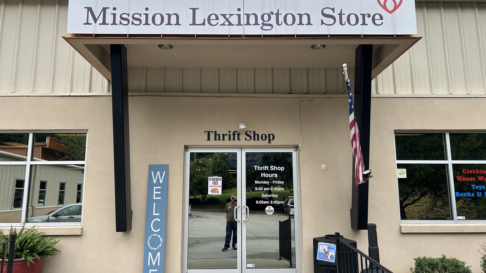 Entrance to Mission Lexington Thrift Store on Harmon Street