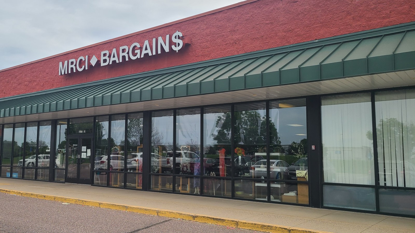 Storefront of MRCI Bargain$ in New Ulm