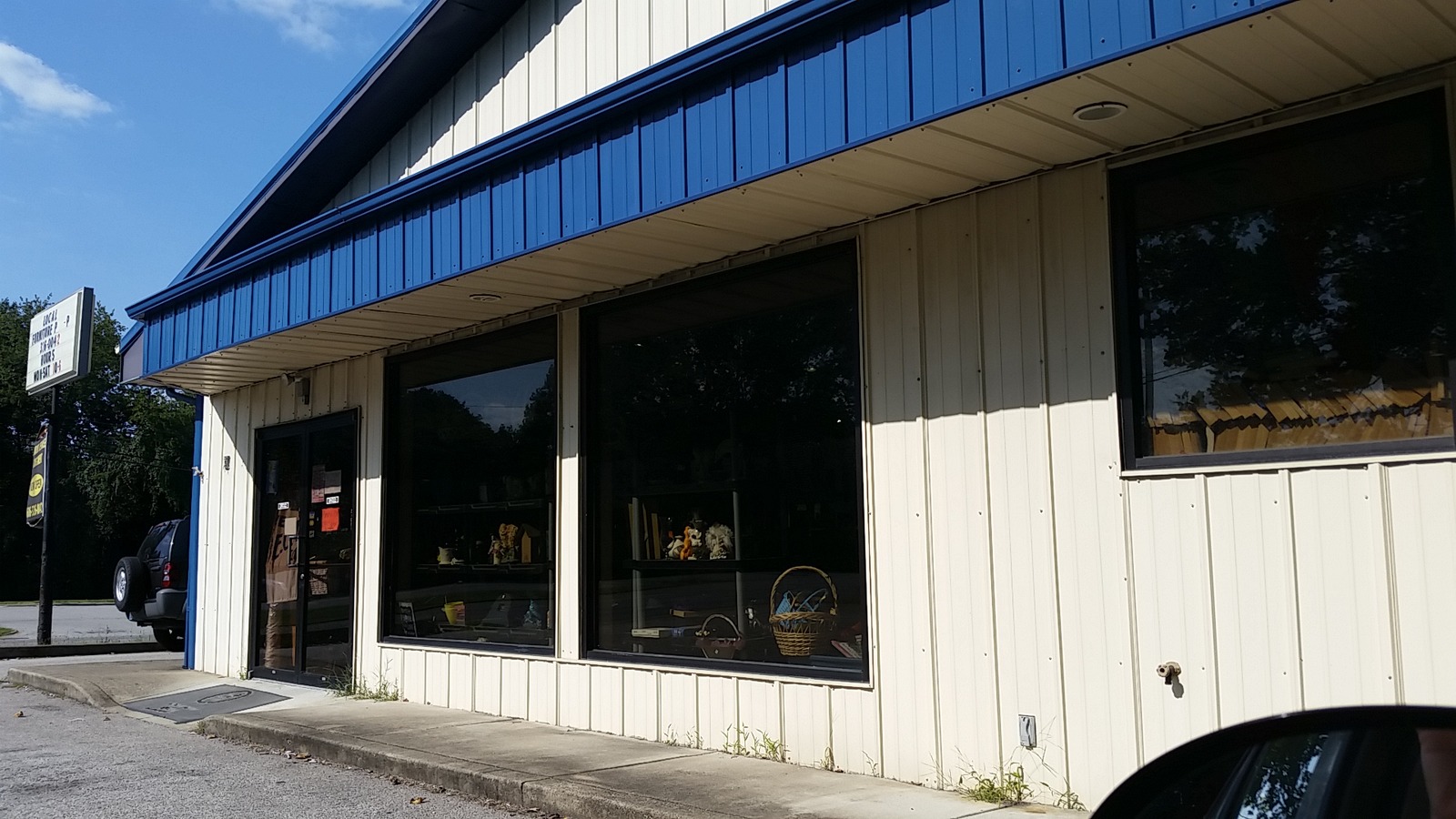 Round the House Consignment storefront along 13th Street in Ashland