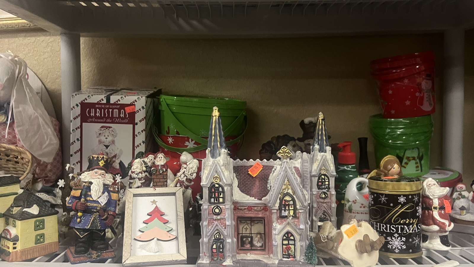 Secondhand merchandise at Vintage Treasures Galore Llc in Ocala, Florida